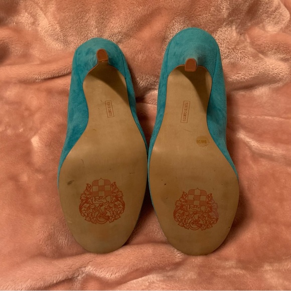 Vince Camuto Turquoise heel. Size 8 - Picture 4 of 4